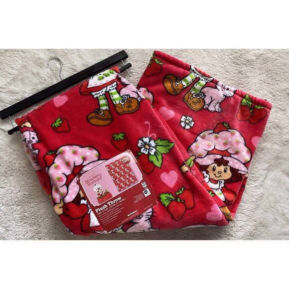 Strawberry Shortcake Custard Cat 50” X 70” Soft Plush Soft Throw Blanket Red NEW - Picture 2 of 16